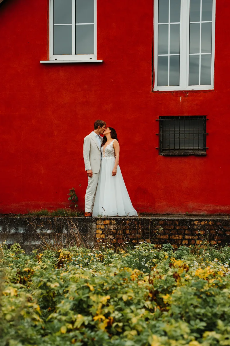 Hannah und Nils – Kuss vor roter Wand