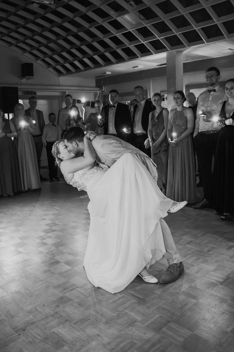 Hochzeitspaar beim ersten Tanz – Hochzeitsfotograf Lübeck Julian Hahnefeld