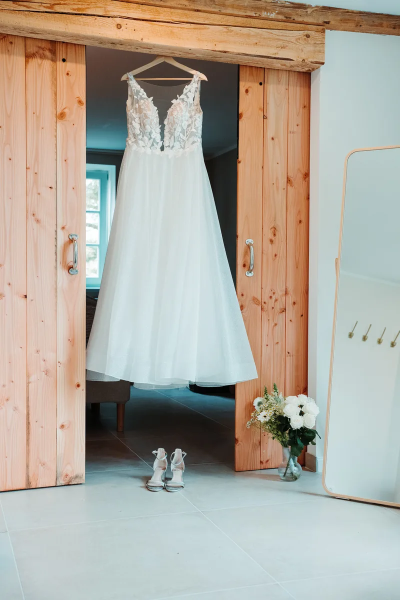 Hannahs Brautkleid – Detail der Hochzeit