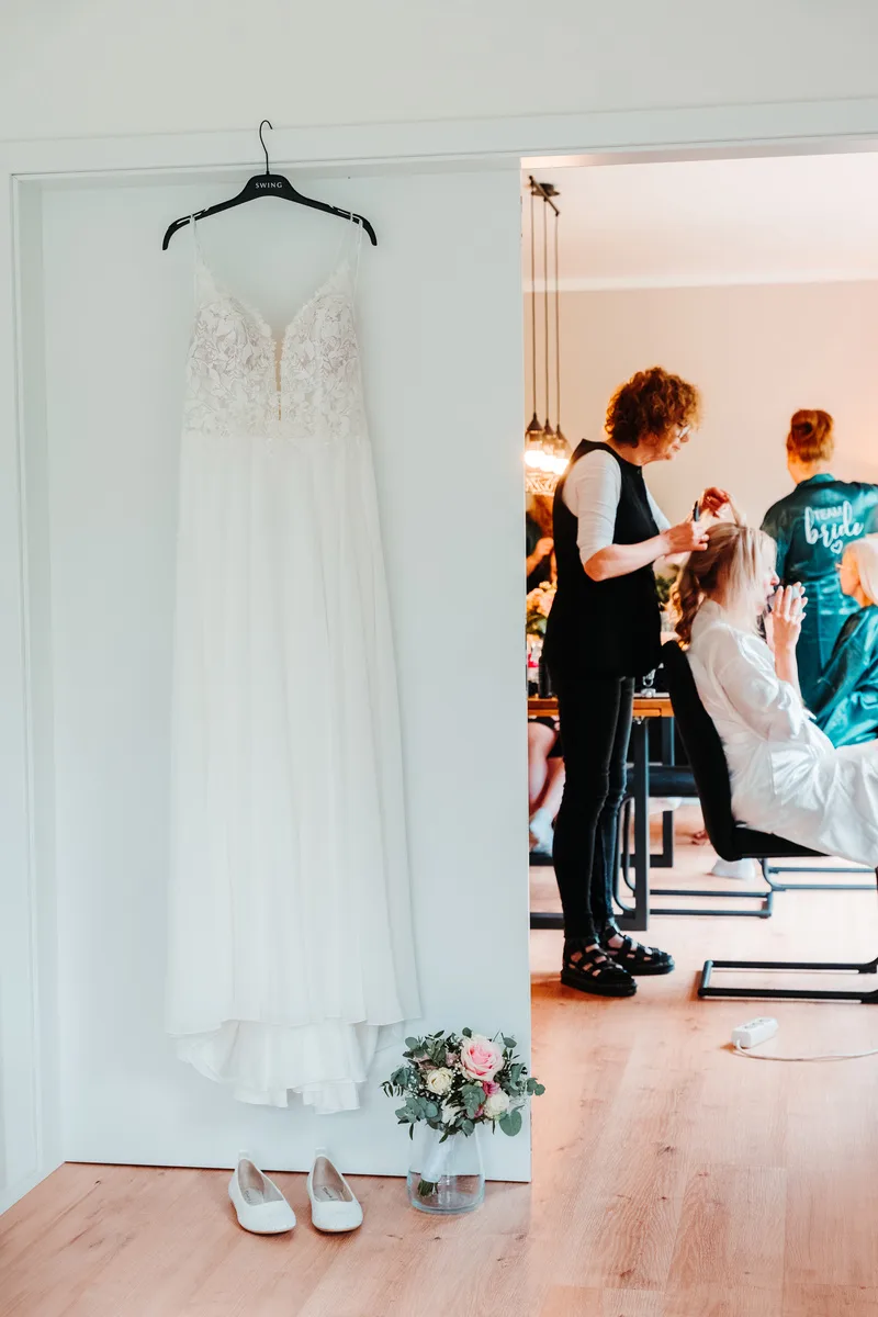 Neles Brautkleid – Detail der Hochzeit