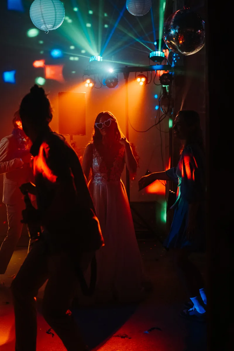 Hannah tanzt mit Herzsonnenbrille auf der Tanzfläche